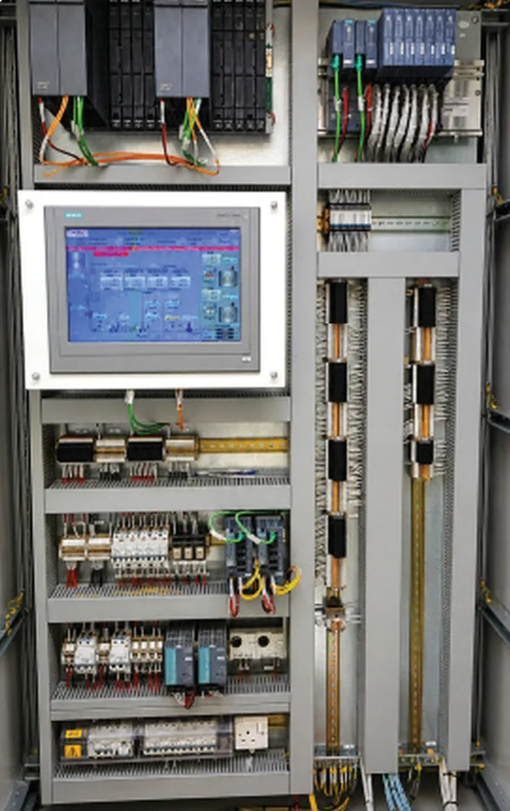 لوحة تحكم PLC مع شاشة HMI