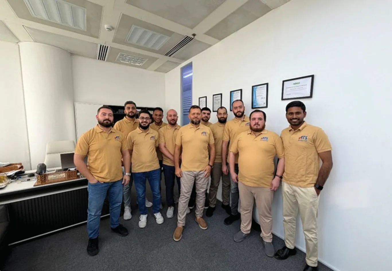 الفريق وراء الحلول