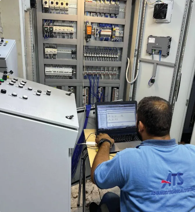 مهندس ATS يبرمج لوحة تحكم